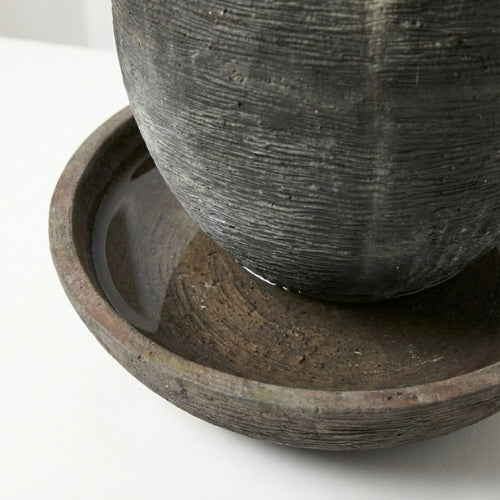 Fontaine œuf en résine ciment fibre utilisée comme élément central dans espace détente extérieur