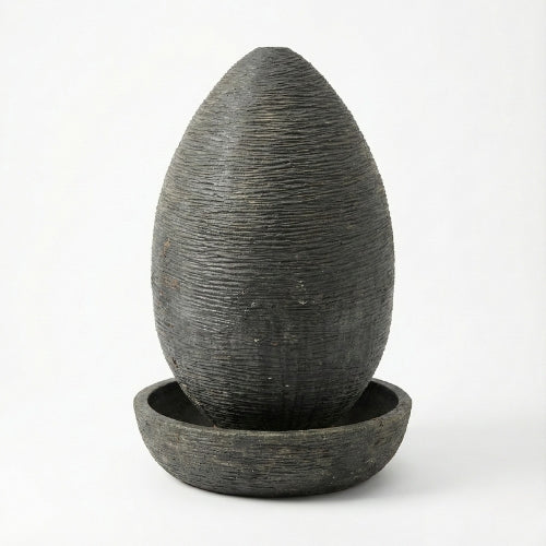 Fontaine ovale décorative en résine ciment fibre avec texture minérale et variations naturelles pour jardin