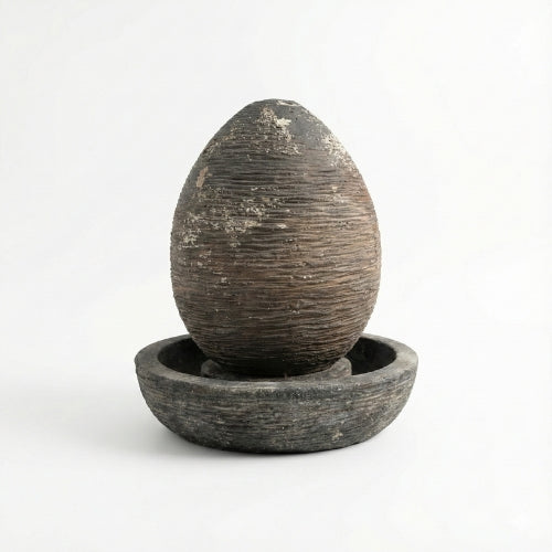 Profil d’une fontaine ovale de jardin en résine ciment fibre de verre mettant en valeur sa forme organique