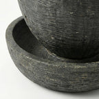 Fontaine ovale de jardin en resine ciment fibre integree dans un espace exterieur zen