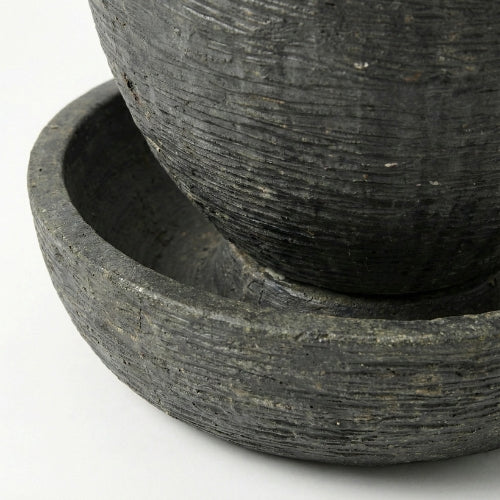 Fontaine ovale de jardin en resine ciment fibre integree dans un espace exterieur zen