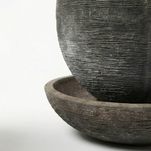 Fontaine ovale verticale en résine ciment fibre installée sur terrasse extérieure plane