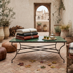 Grande table de jardin rectangulaire en zellige vert Tamegroute installée dans un espace repas extérieur