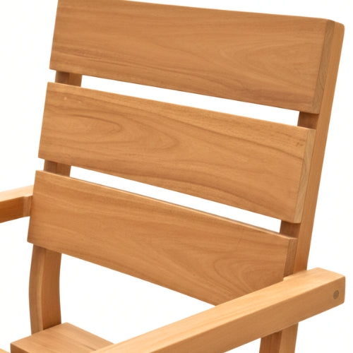 Gros plan sur le bois de teck massif et le veinage naturel du fauteuil