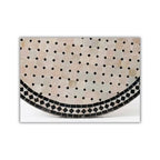 Table ronde en zellige Ø 100 cm Beige avec cabochon noir – Table artisanale en béton avec pied fixe en fer forgé noir
