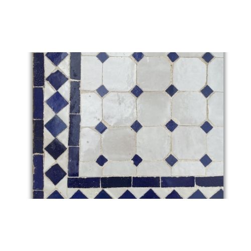 Table en zellige 150 × 100 cm Blanc avec cabochons bleus – Table artisanale marocaine avec pied pliable en fer forgé rouillé