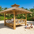 Gros plan sur le plancher bambou surélevé, plateforme stable et confortable typique des paillotes traditionnelles de Bali