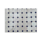 Table en zellige 150 × 100 cm Blanc avec cabochons bleus – Table artisanale marocaine avec pied pliable en fer forgé rouillé