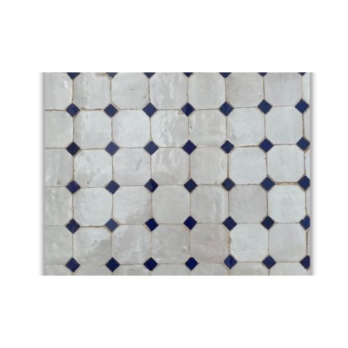 Table en zellige 150 × 100 cm Blanc avec cabochons bleus – Table artisanale marocaine avec pied pliable en fer forgé rouillé