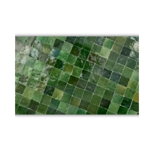 Gros plan sur les carreaux de zellige vert réalisés à la main