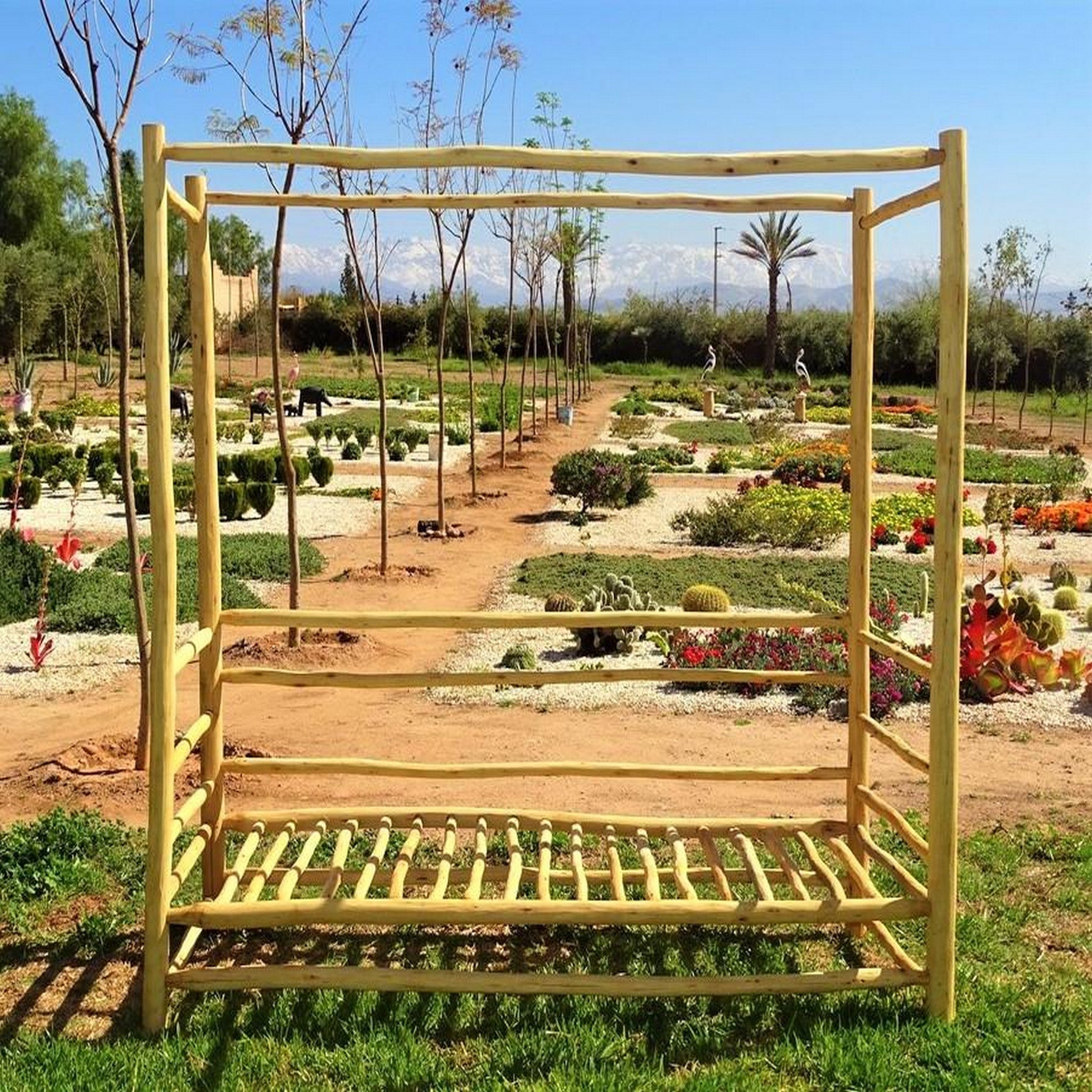 Vue latérale du lit de repos en eucalyptus naturel avec hauteur 210 cm créant un effet cocon en extérieur