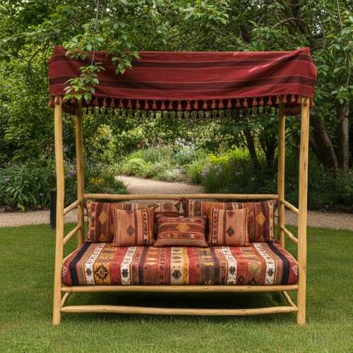 Lit de repos extérieur en branches d’eucalyptus naturel avec structure artisanale haute pour jardin terrasse ou espace détente