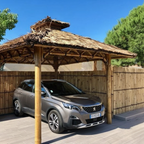 Paillote bambou servant d’abri voiture avec structure massive et toiture étanche
