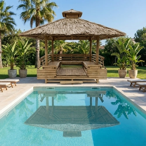 Paillote bambou avec banquettes intégrées et toiture ventilée, aménagée en espace repas extérieur convivial