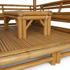 Paillote bambou aménagée avec table centrale et banquettes pour espace repas extérieur structuré