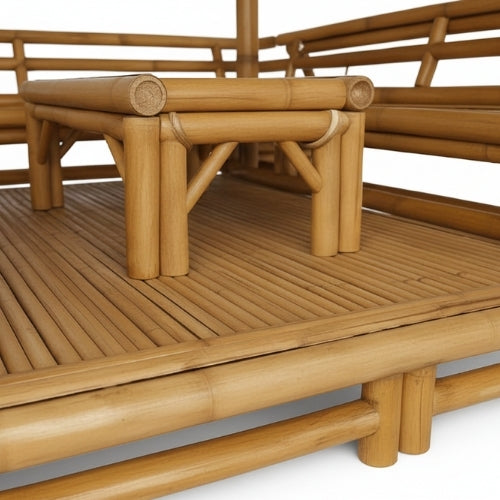 Paillote bambou aménagée avec table centrale et banquettes pour espace repas extérieur structuré