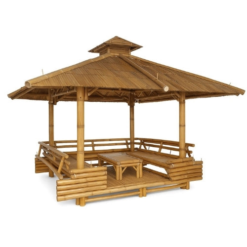 Vue intérieure de la paillote bambou avec banquettes et table, espace repas structuré pour extérieur