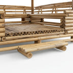 Espace lounge sous paillote bambou avec banquettes, coussins et ventilation naturelle intégrée