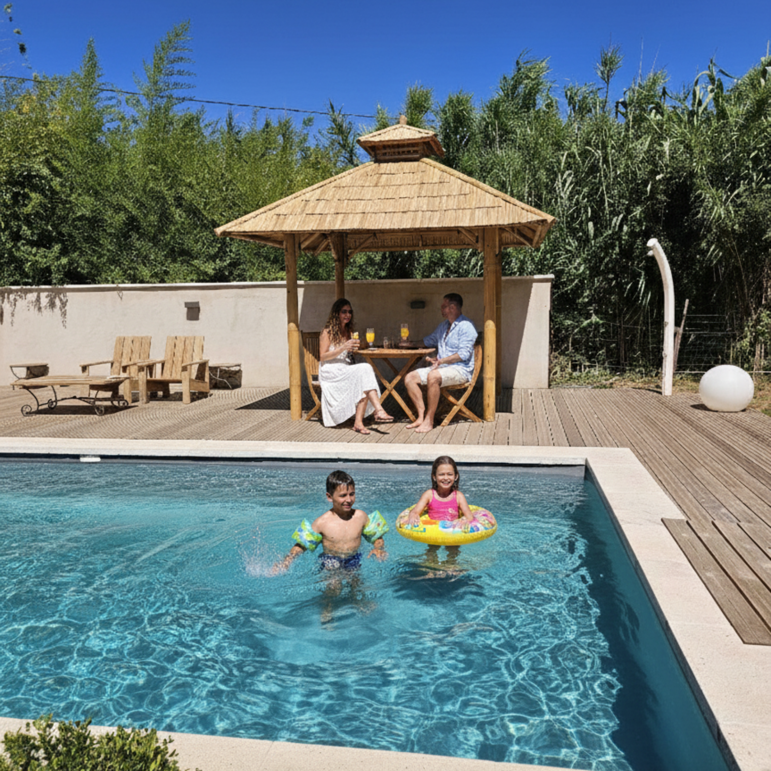 Paillote bambou avec toiture bamou  installée à côté d’une piscine, espace détente extérieur ombragé
