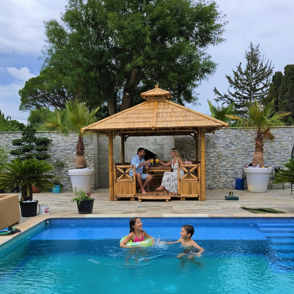 Paillote bambou avec banquettes intégrée dans un projet paysager extérieur haut de gamme