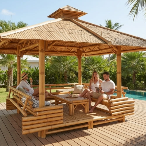 Paillote bambou installée sur terrasse avec banquettes intégrées pour espace détente extérieur
