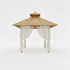 Paillote bambou avec voilages blancs latéraux, lumière naturelle filtrée et espace détente extérieur apaisant