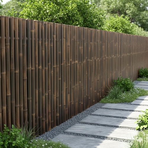 Panneau en bambou foncé utilisé comme clôture décorative pour structurer un jardin paysager et créer un brise-vue