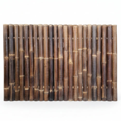 Panneau bambou foncé en vue isolée montrant densité renforcée, finition naturelle et structure extérieure