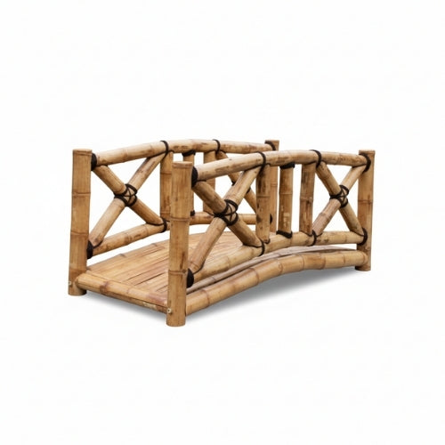 Petit pont décoratif en bambou naturel avec structure artisanale et lignes arrondies pour aménagement extérieur