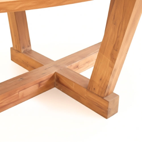 Détail du pied de la table ovale en teck massif au design naturel