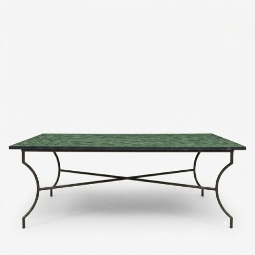Détail du pied fixe noir en fer forgé de la table artisanale en zellige