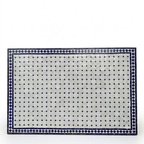 Table en zellige 150 × 100 cm Blanc avec cabochons bleus – Table artisanale marocaine avec pied pliable en fer forgé rouillé
