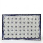 Table en zellige 150 × 100 cm Blanc avec cabochons bleus – Table artisanale marocaine avec pied pliable en fer forgé rouillé