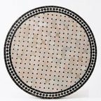 Table ronde en zellige Ø 100 cm Beige avec cabochon noir – Table artisanale en béton avec pied fixe en fer forgé noir