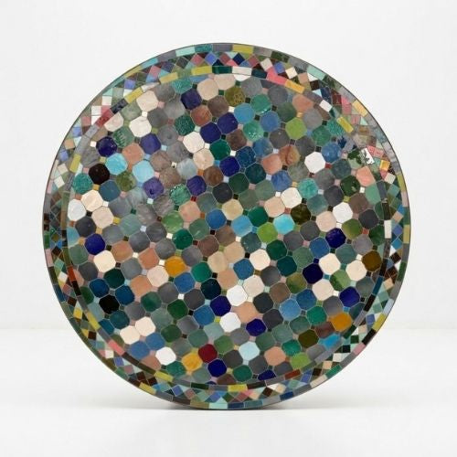 Table ronde en zellige Ø 100 cm multicolore – Table artisanale en béton avec pied fixe en fer forgé noir
