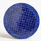 Plateau en zellige marocain bleu posé à la main sur table ronde extérieure artisanale Ø80 cm