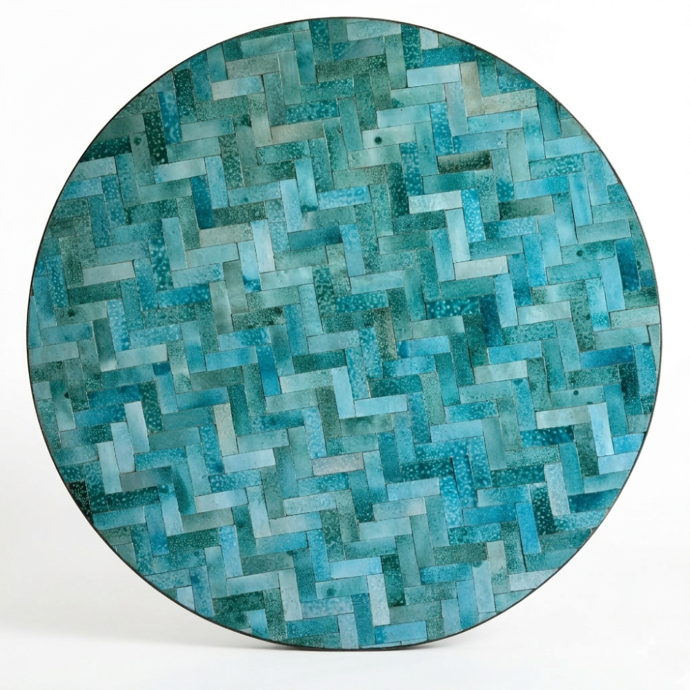Plateau de table ronde en zellige marocain bleu ciel Ø120 cm avec mosaïque artisanale posée à la main et nuances naturelles