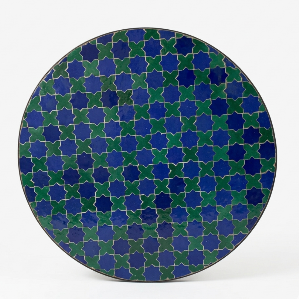 Plateau en zellige marocain bleu vert posé à la main sur table ronde artisanale extérieure Ø60 cm