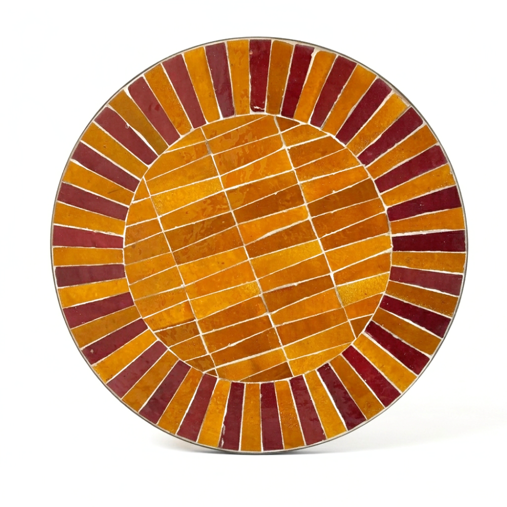Plateau en zellige marocain orange bordeaux posé à la main sur table ronde artisanale Ø60 cm