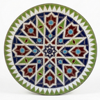 Plateau en zellige marocain multicolore avec motif géométrique posé à la main sur table ronde