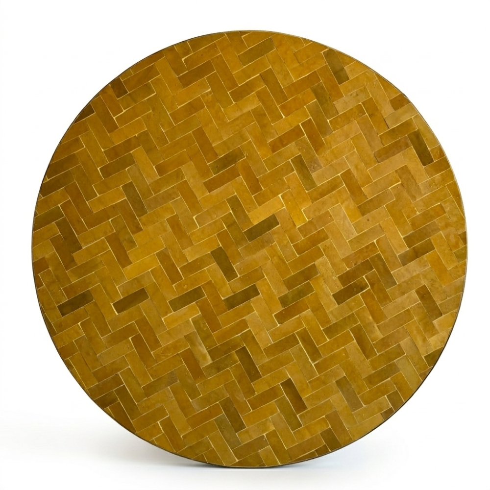 Plateau de table ronde en zellige marocain jaune Ø120 cm avec mosaïque artisanale posée à la main et variations naturelles