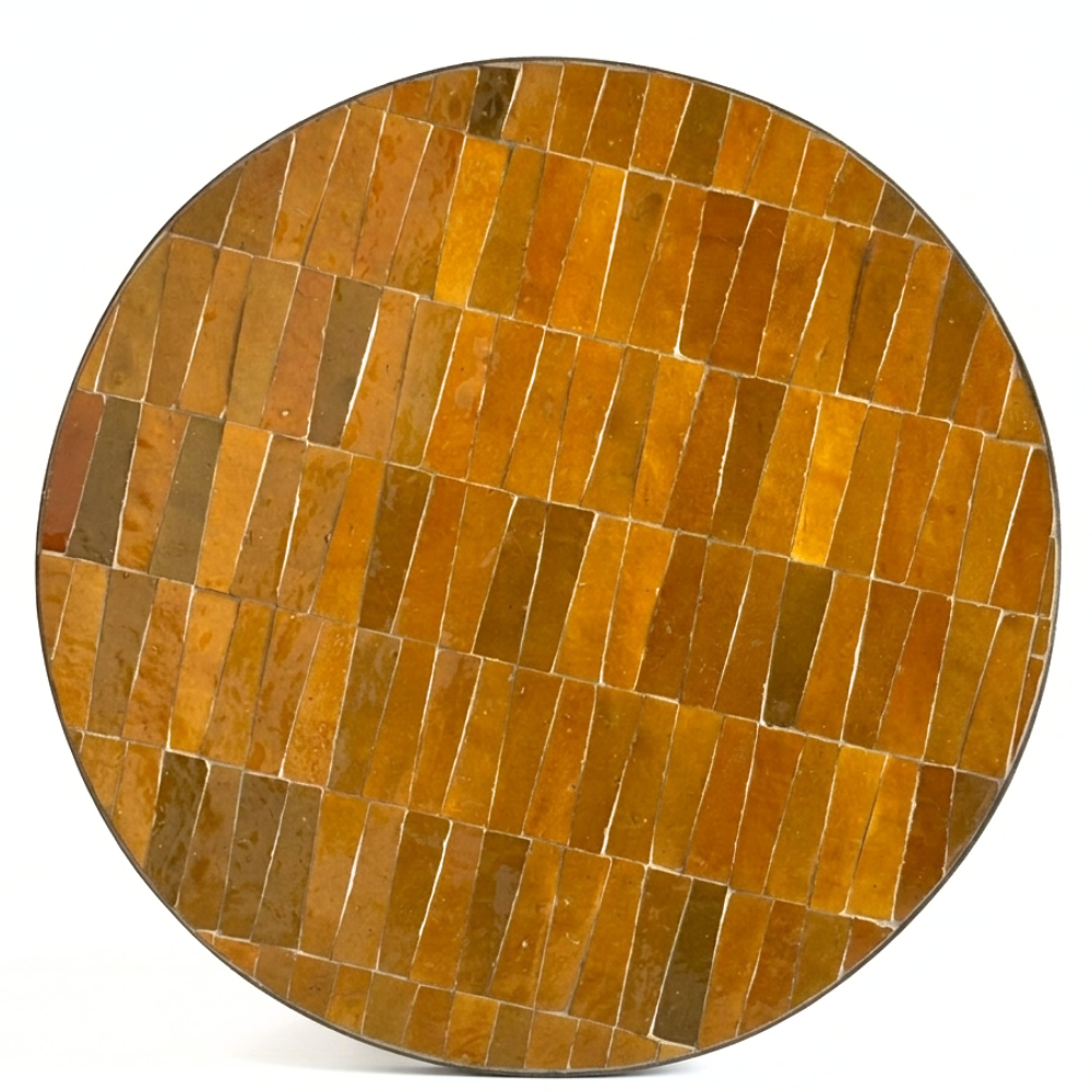 Plateau en zellige marocain marron avec cabochons blancs décoratifs posé à la main sur table ronde
