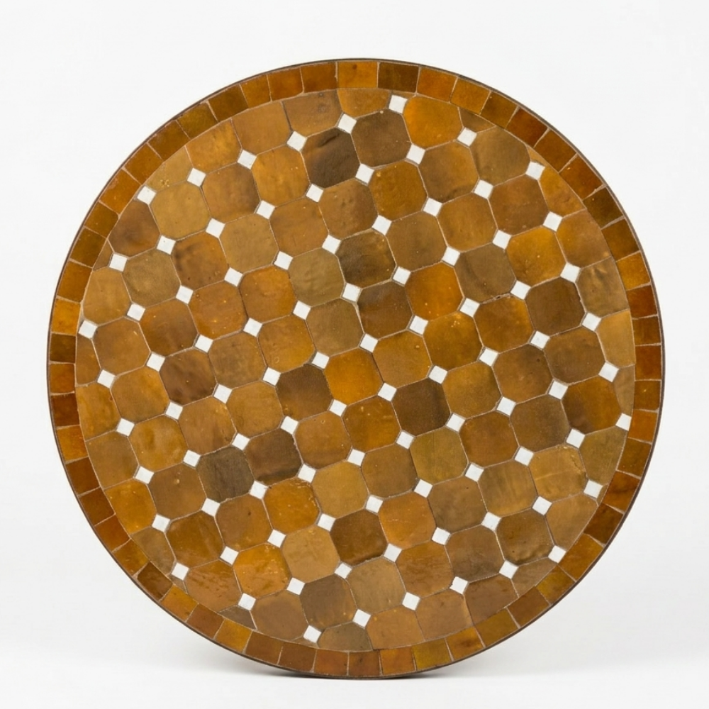Plateau en zellige marocain marron avec cabochons blancs décoratifs posé à la main sur table ronde