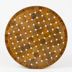 Plateau en zellige marocain marron avec cabochons blancs décoratifs posé à la main sur table ronde