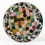 Plateau en mosaïque de zellige marocain multicolore posé à la main sur table ronde extérieure