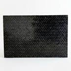 Plateau rectangulaire en zellige marocain noir posé à la main avec mosaïque artisanale légèrement irrégulière