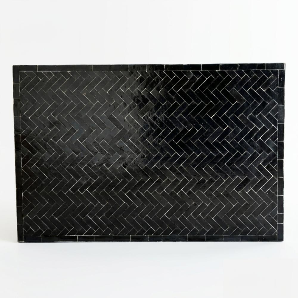 Plateau rectangulaire en zellige marocain noir posé à la main avec mosaïque artisanale légèrement irrégulière
