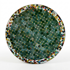 Plateau rond en zellige vert artisanal avec frise multicolore et mosaïque marocaine posée à la main