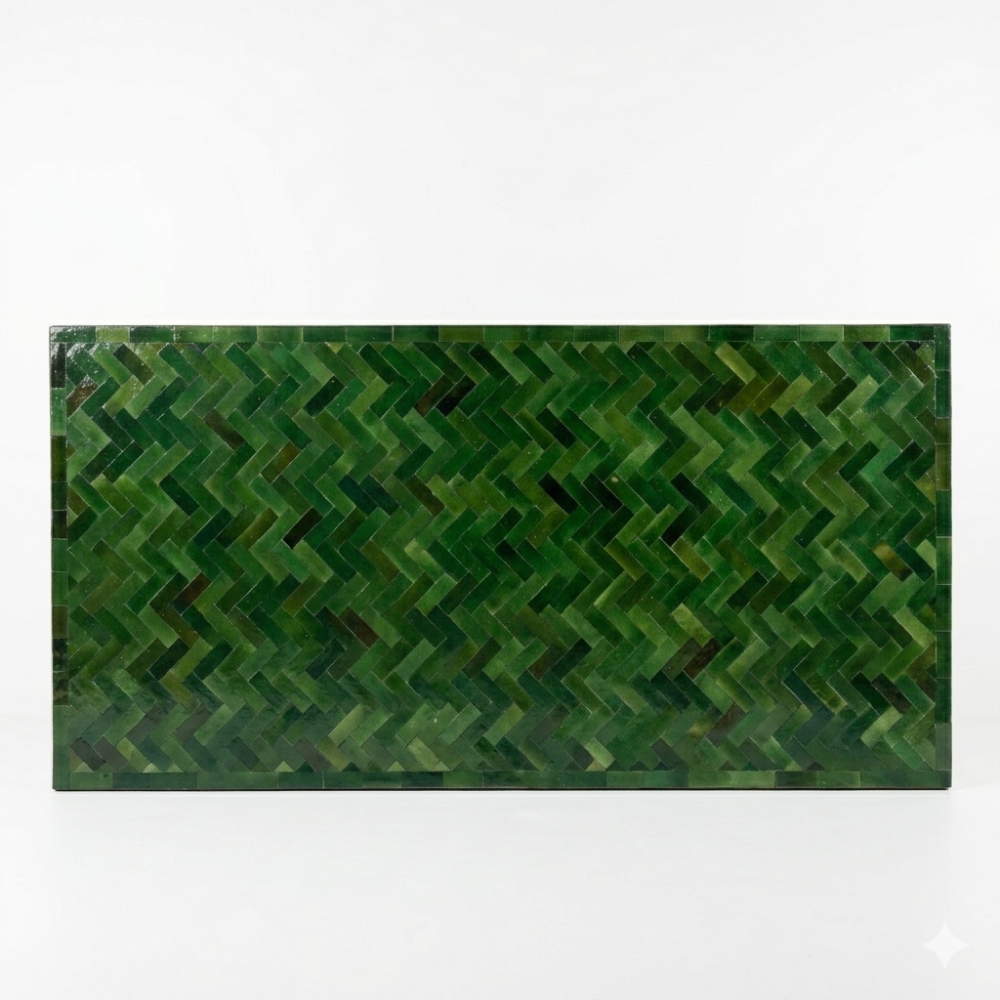Détail du plateau en zellige marocain vert Tamegroute posé à la main sur table rectangulaire extérieure