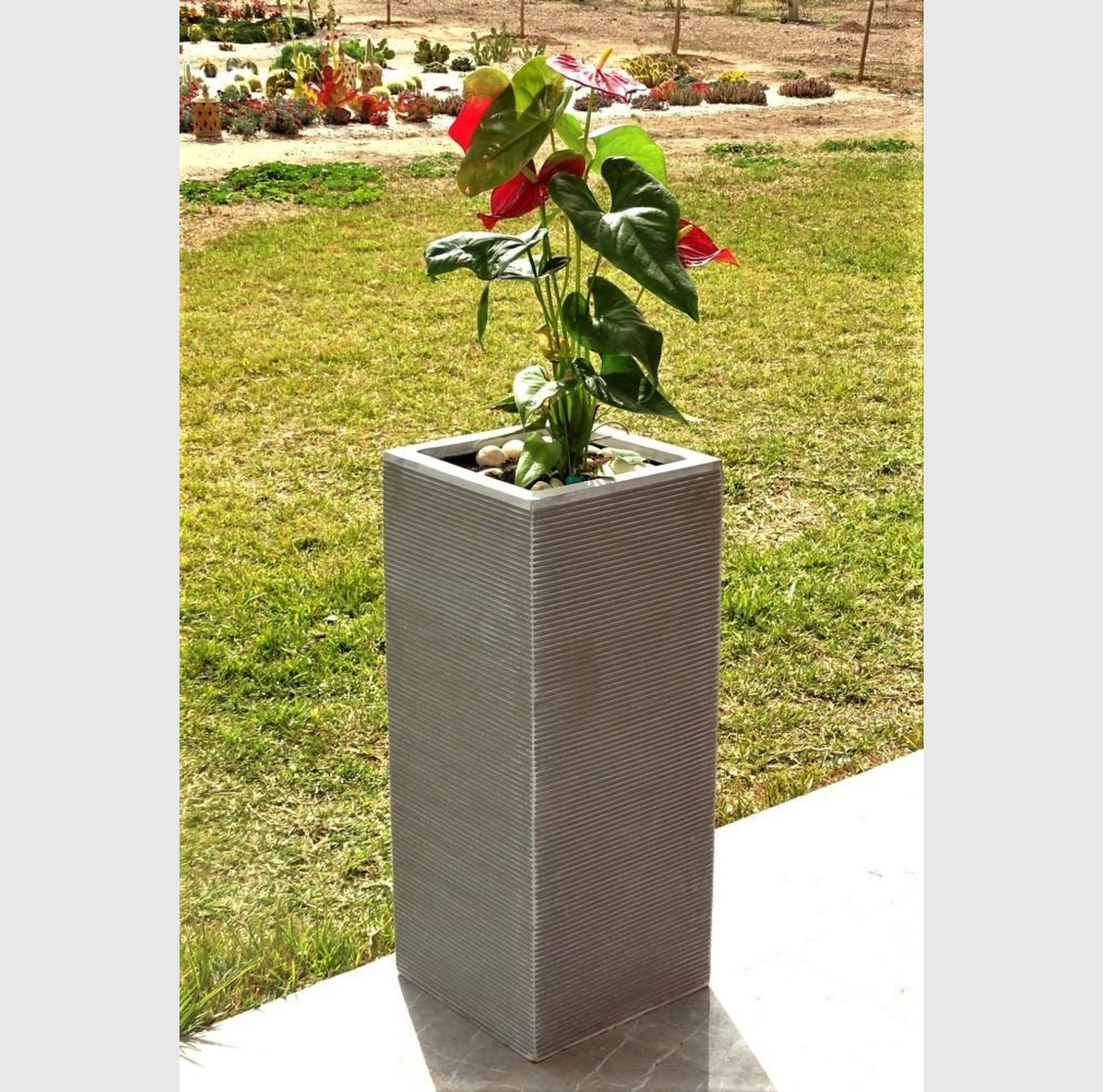 pot de terrasse en polystone gris minéral 35 cm largeur 80 cm hauteur